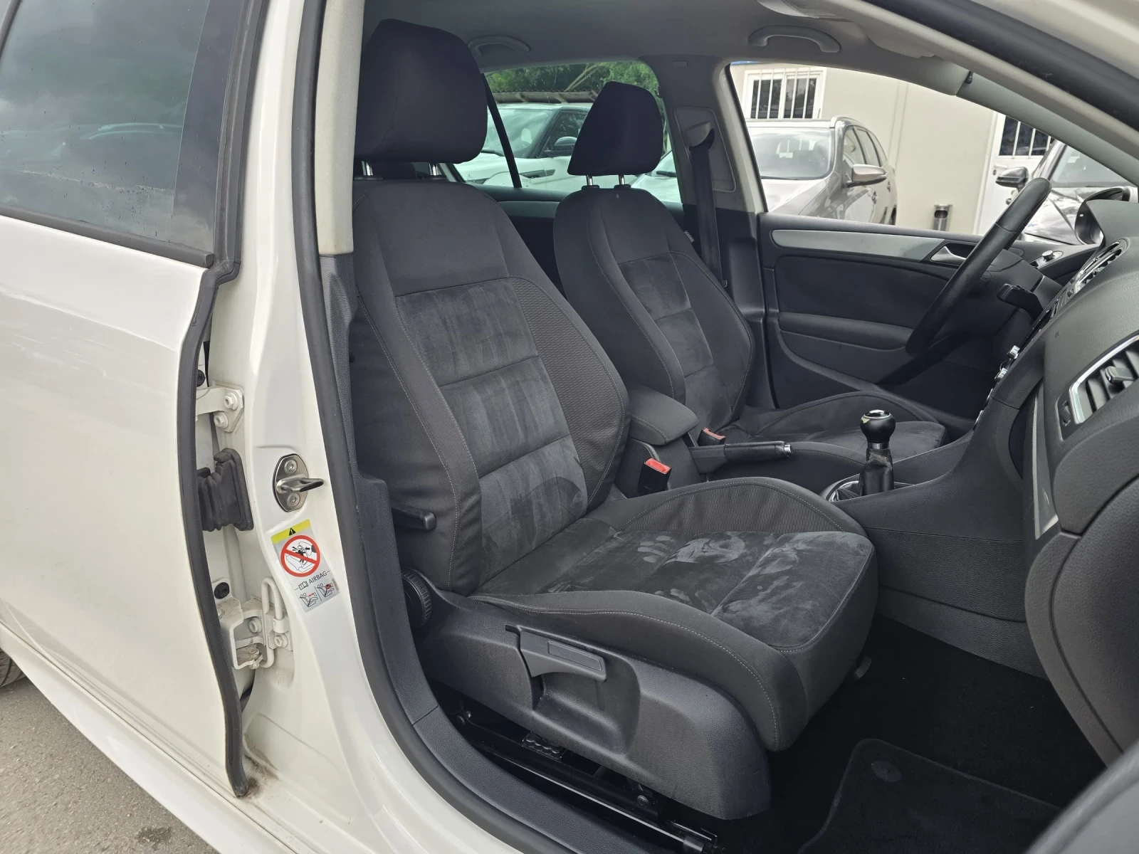 VW Golf 1.6TDI 105к.с R-LINE Топ състояние , снимка 13 - Автомобили и джипове - 54519562