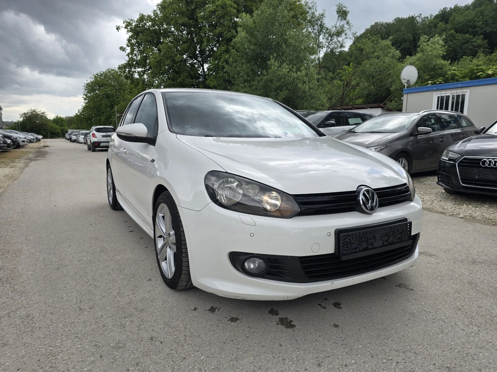 VW Golf 1.6TDI 105к.с R-LINE Топ състояние , снимка 2 - Автомобили и джипове - 54519562