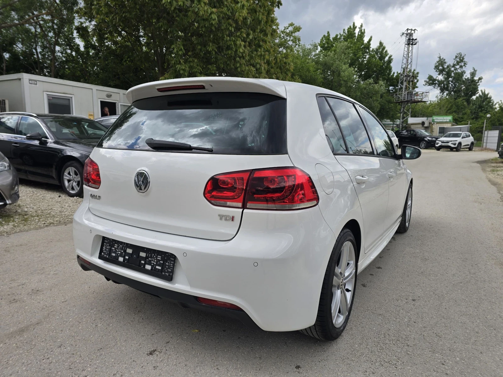 VW Golf 1.6TDI 105к.с R-LINE Топ състояние , снимка 4 - Автомобили и джипове - 54519562