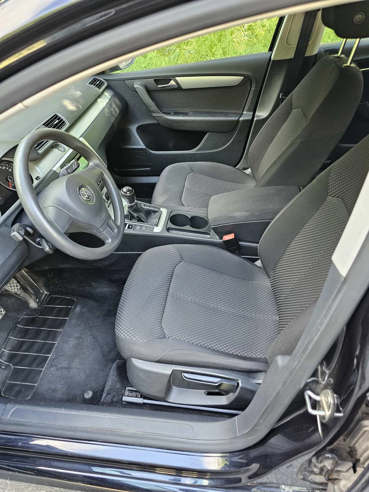 VW Passat 1.6 TDI , снимка 12 - Автомобили и джипове - 54683871
