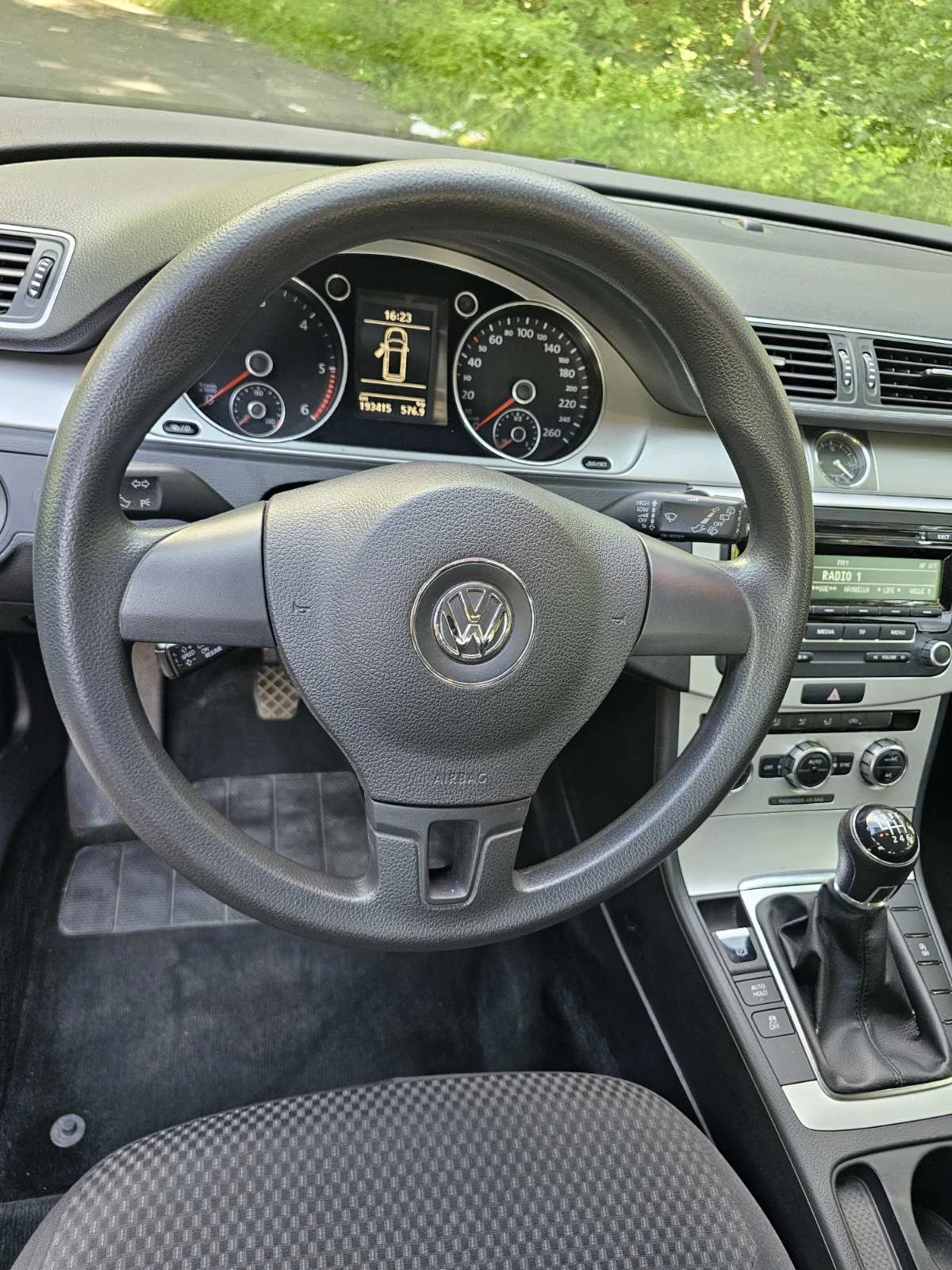 VW Passat 1.6 TDI , снимка 10 - Автомобили и джипове - 54683871