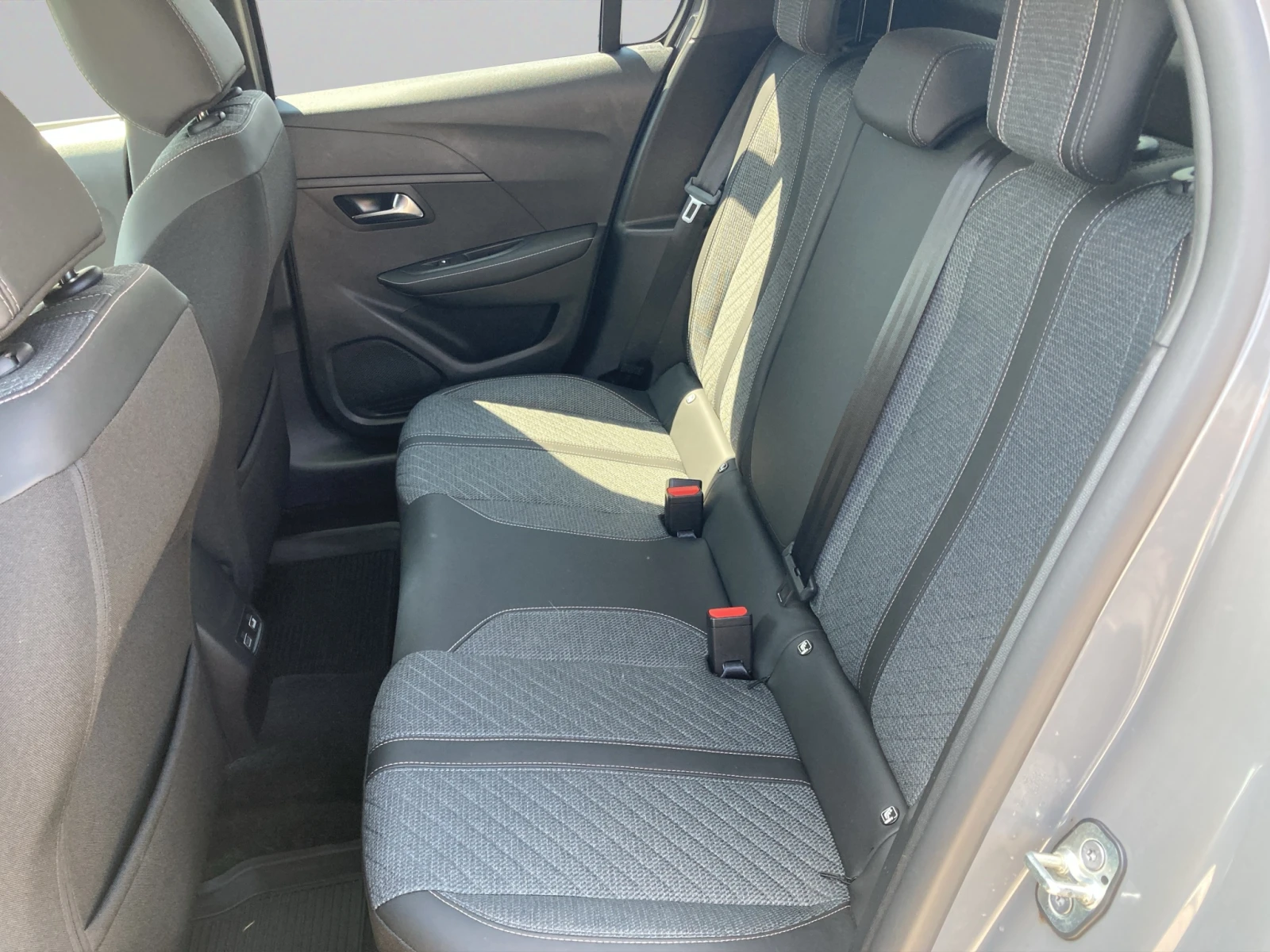 Peugeot 208 ALLURE 1.2 PureTech 110 HYBRID 48V e-DCS6 EURO 6.4, снимка 10 - Автомобили и джипове - 55446174