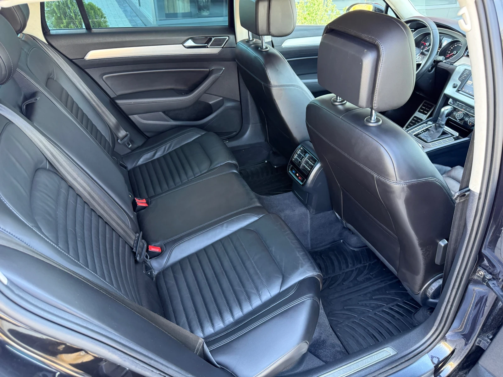 VW Passat B8 2.0 TDI 190кс HIGHLINE / LED / KOJA / CAMERA, снимка 13 - Автомобили и джипове - 55492859