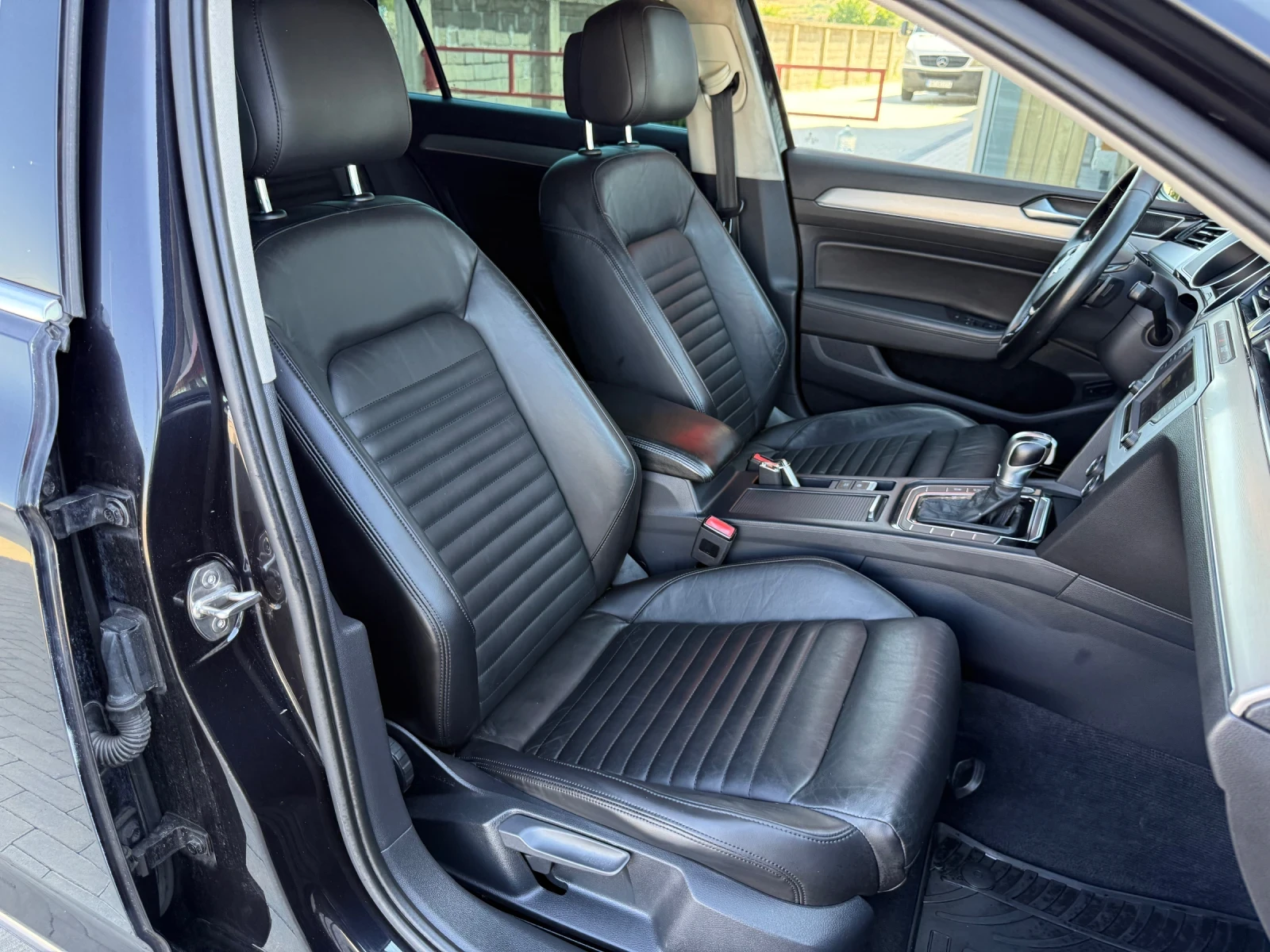 VW Passat B8 2.0 TDI 190кс HIGHLINE / LED / KOJA / CAMERA, снимка 11 - Автомобили и джипове - 55492859