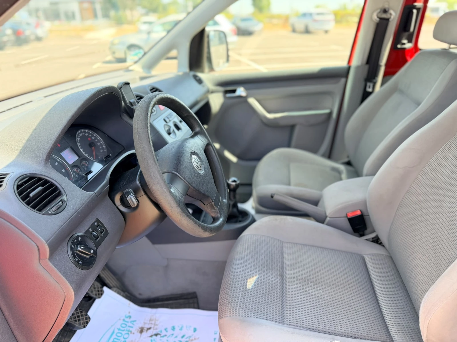 VW Caddy 1.6 бензин Лизинг през Уникредит по 120 евро, снимка 9 - Автомобили и джипове - 55722234