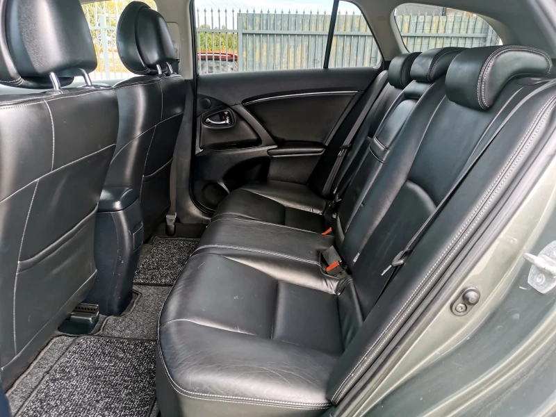 Toyota Avensis 1.8i, снимка 14 - Автомобили и джипове - 52556618