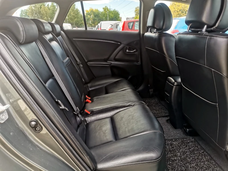 Toyota Avensis 1.8i, снимка 15 - Автомобили и джипове - 52556618