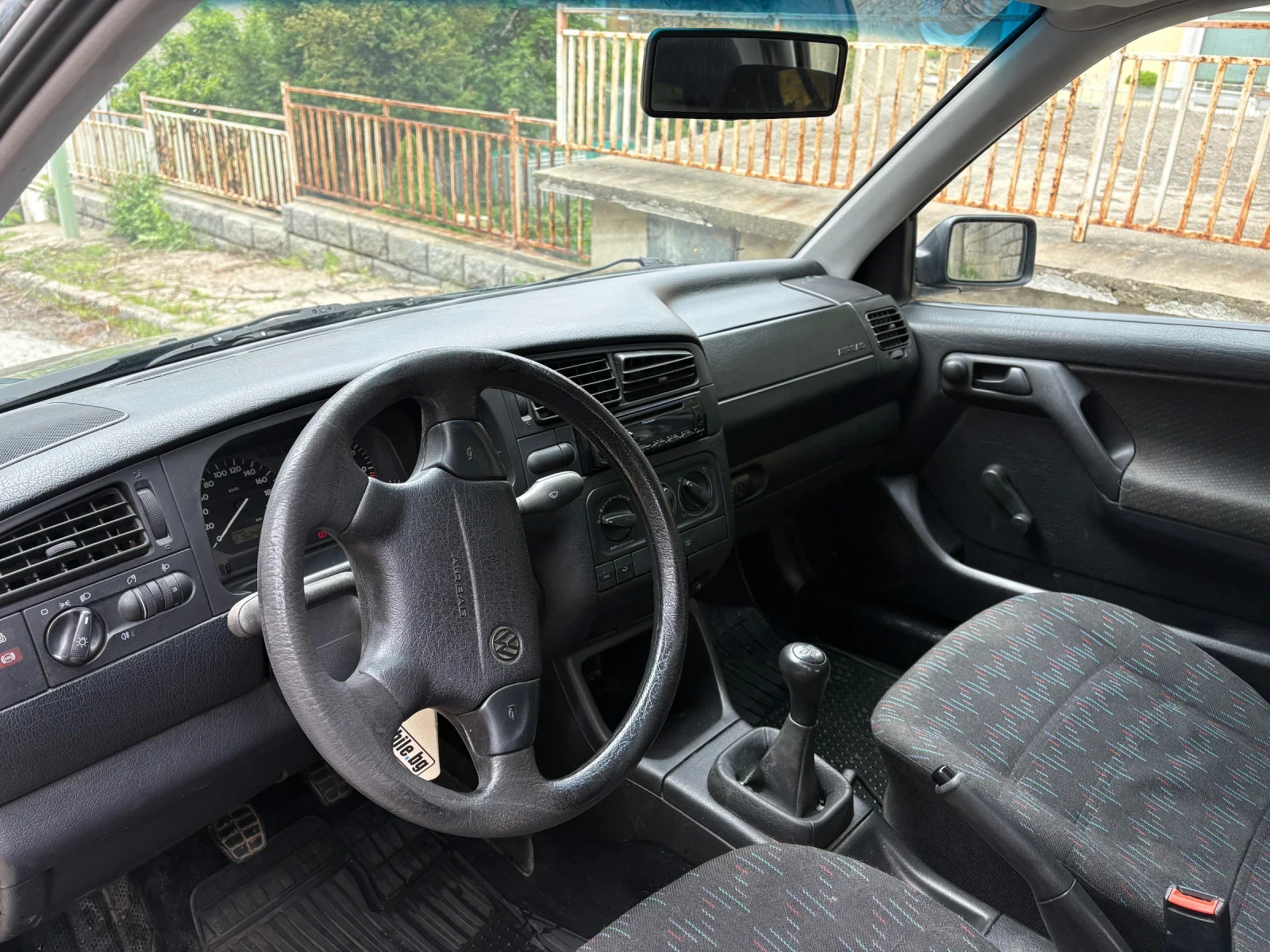 VW Golf 1.8/75кс, снимка 8 - Автомобили и джипове - 54542640
