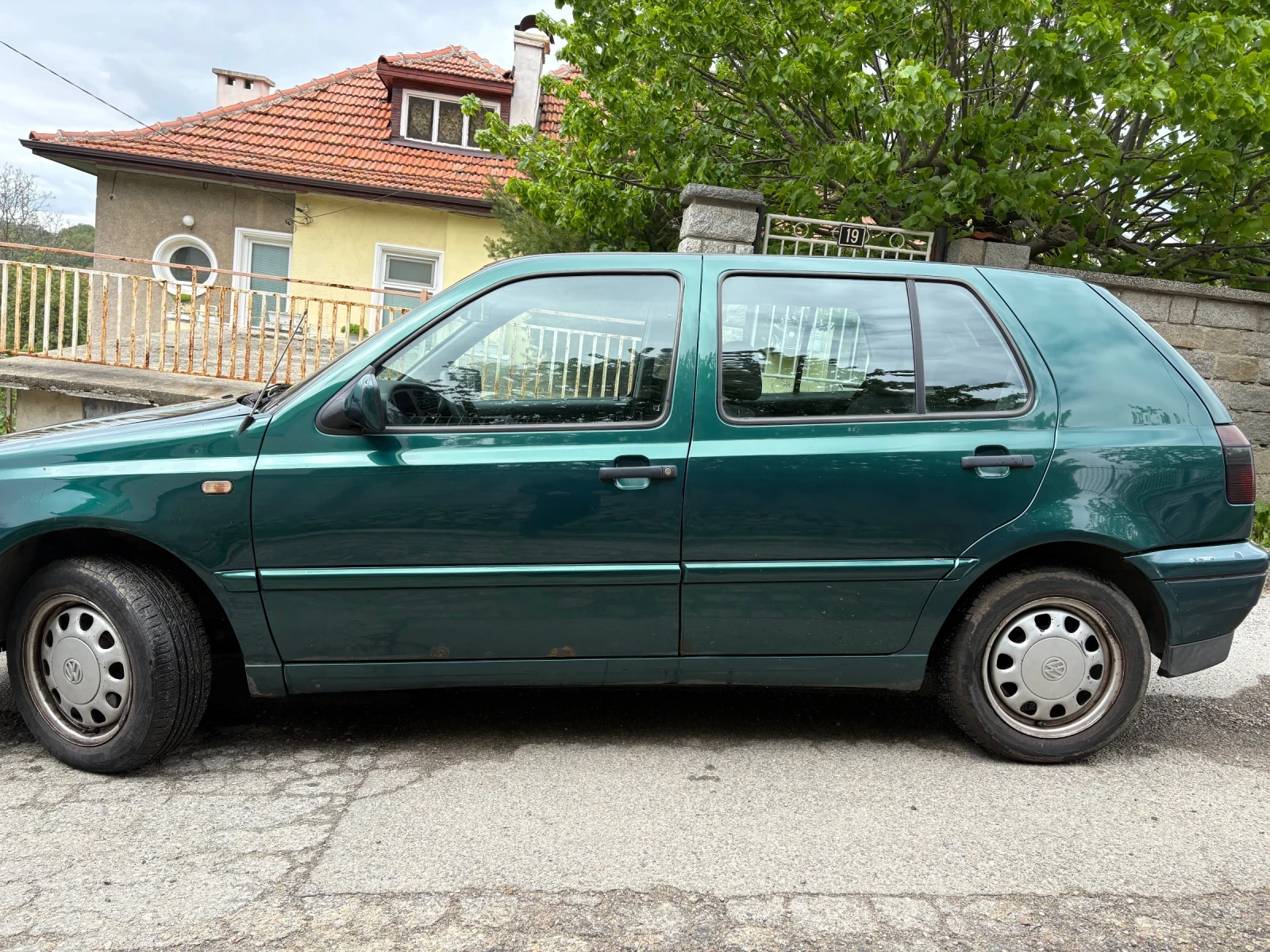 VW Golf 1.8/75кс, снимка 2 - Автомобили и джипове - 54542640