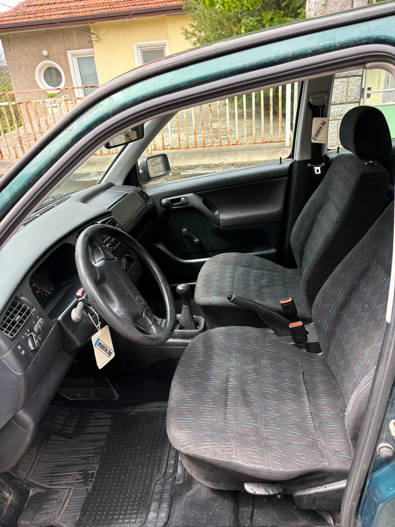 VW Golf 1.8/75кс, снимка 6 - Автомобили и джипове - 54542640