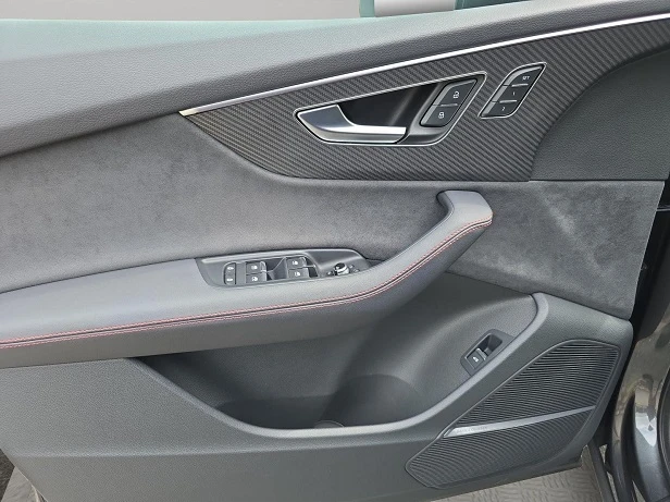 Audi SQ7 Quattro = Black Optic Plus = 7 Seats Гаранция, снимка 7 - Автомобили и джипове - 52810614