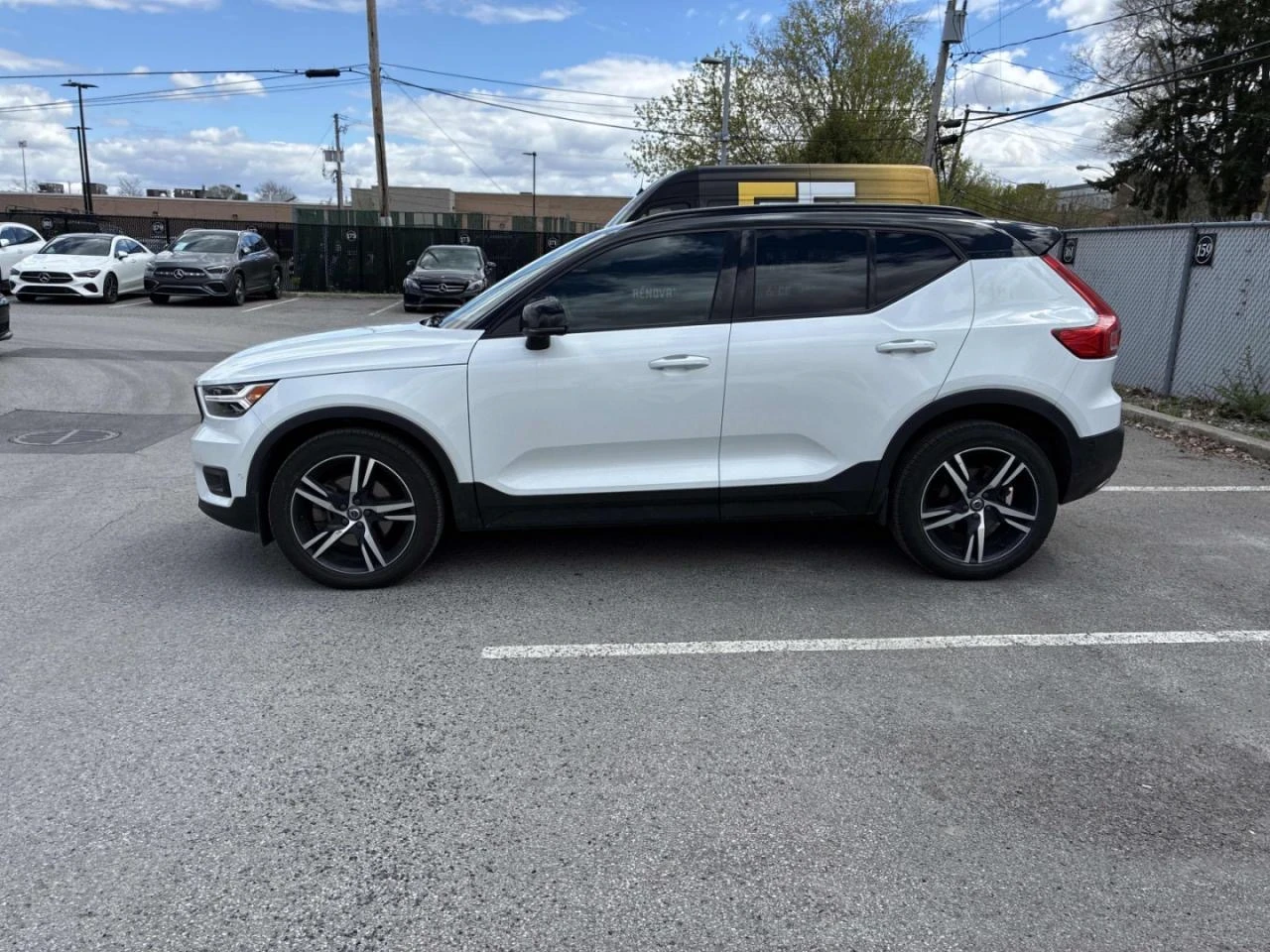 Volvo XC40 R-Design* Панорама* 360view* Подгрев* Два ключа, снимка 2 - Автомобили и джипове - 54466492