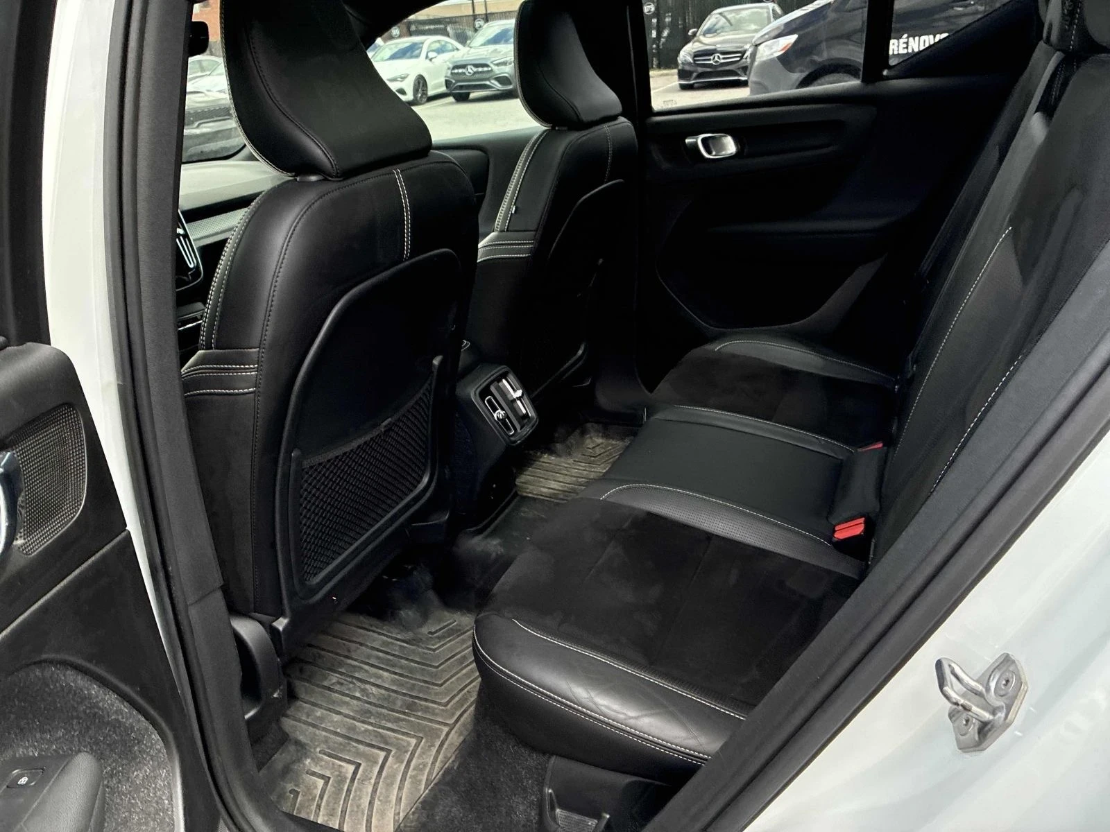 Volvo XC40 R-Design* Панорама* 360view* Подгрев* Два ключа, снимка 11 - Автомобили и джипове - 54466492