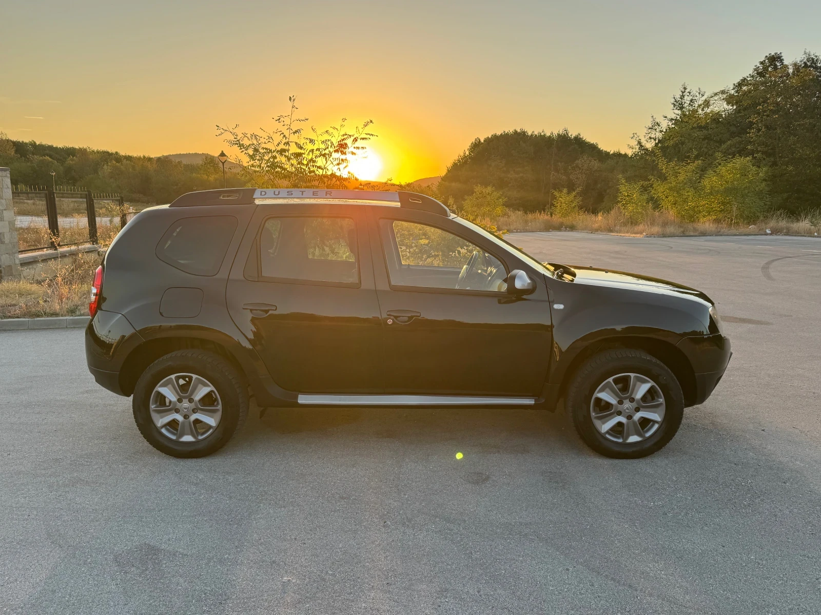 Dacia Duster 1.5dci 109k.c. 4x4 * Navi * Bluetooth * Парктроник, снимка 6 - Автомобили и джипове - 56045513