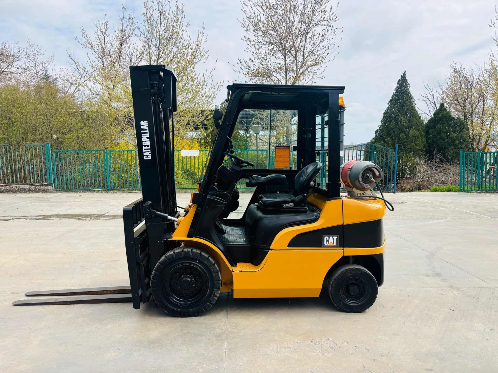 Мотокар Cat виличен изравнител и виличен позиционер