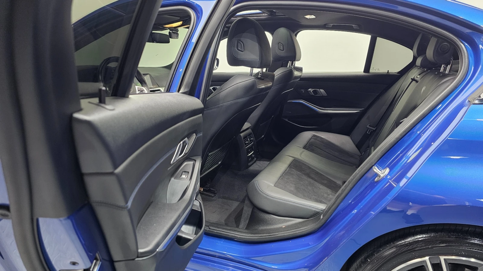 BMW 320 i M Sport, снимка 12 - Автомобили и джипове - 55477409