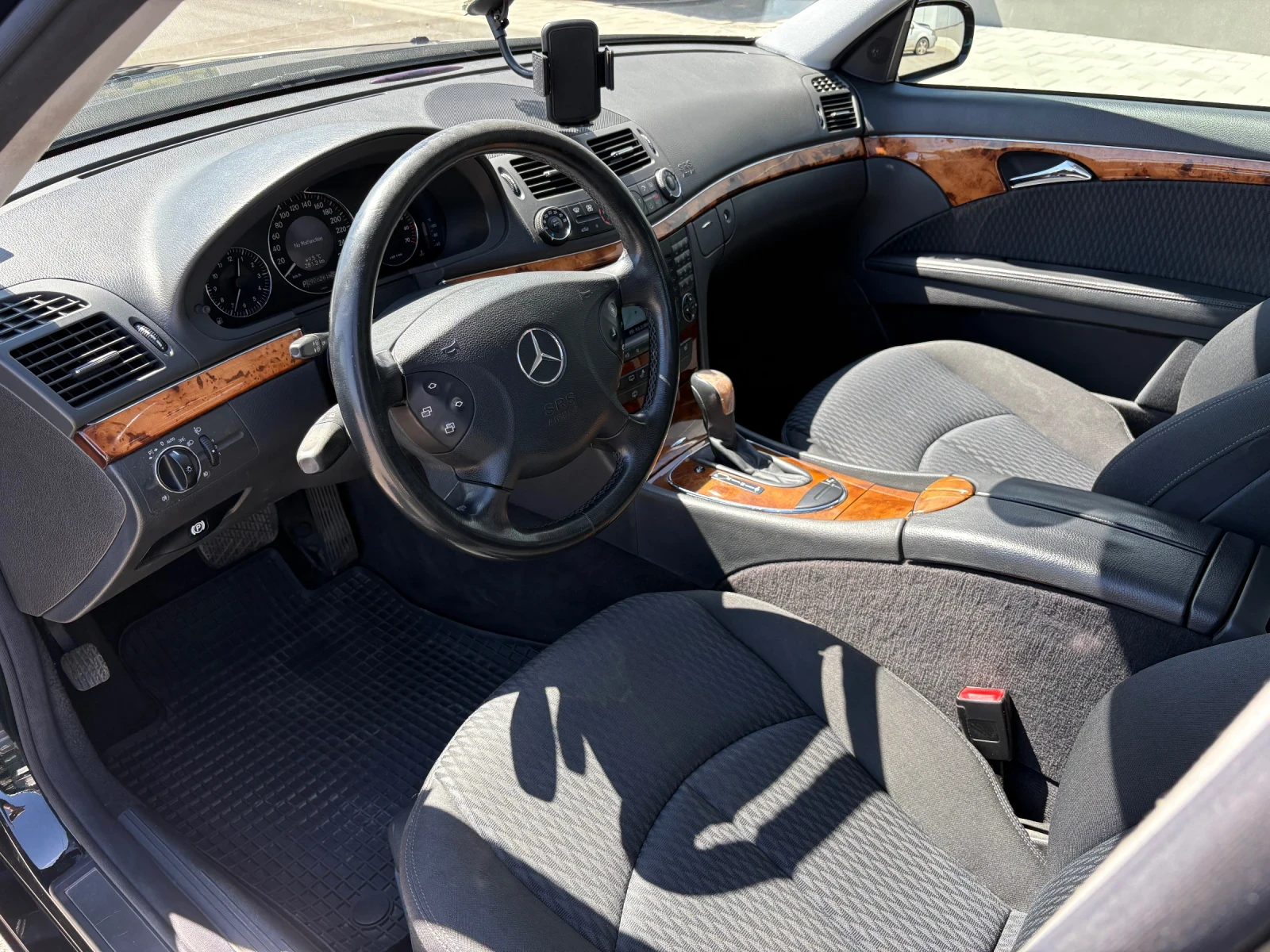 Mercedes-Benz E 240, снимка 14 - Автомобили и джипове - 55905124