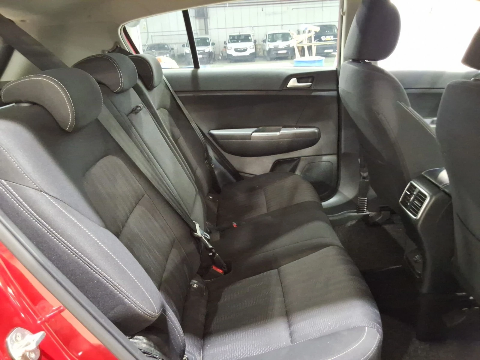 Kia Sportage 1.6i , снимка 7 - Автомобили и джипове - 55613636