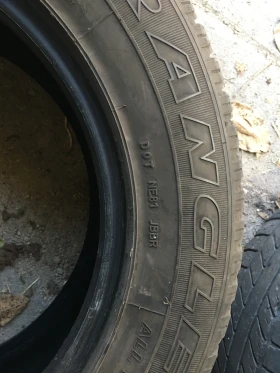 Гуми Всесезонни 235/65R17, снимка 3 - Гуми и джанти - 48011378