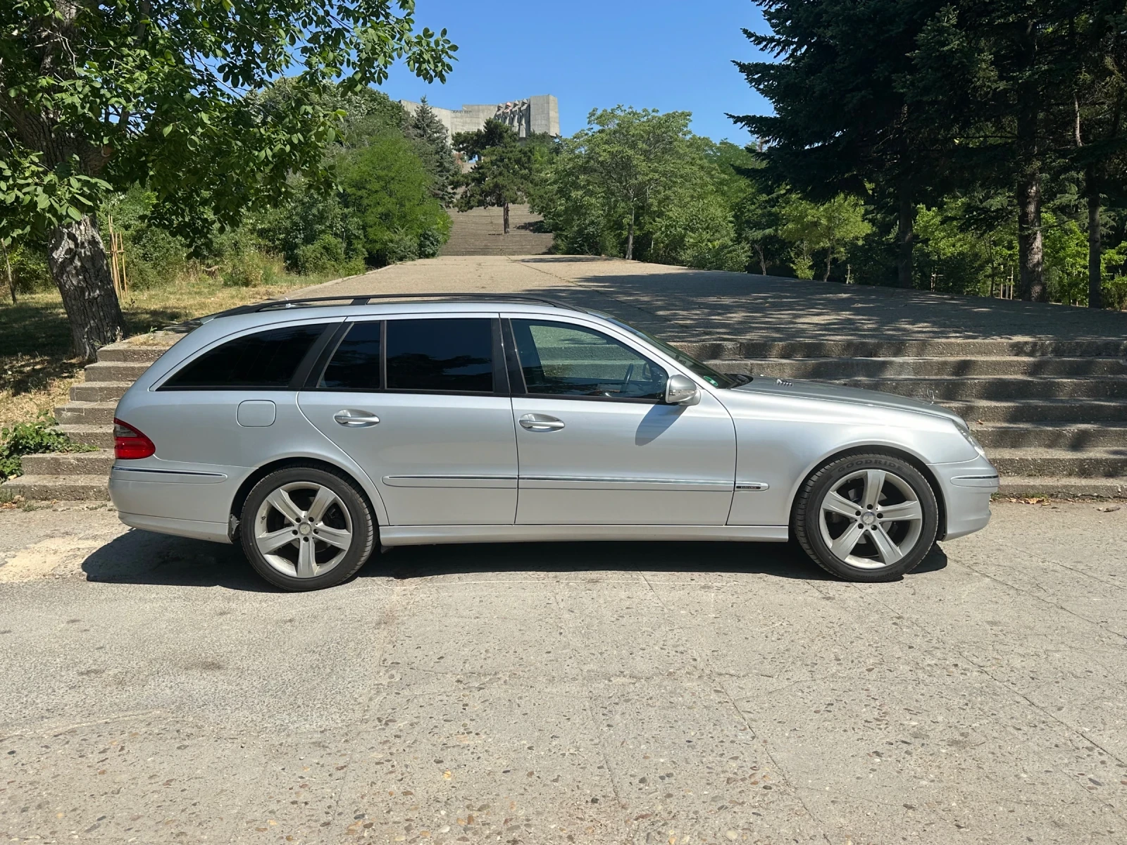 Mercedes-Benz E 220  - изображение 2