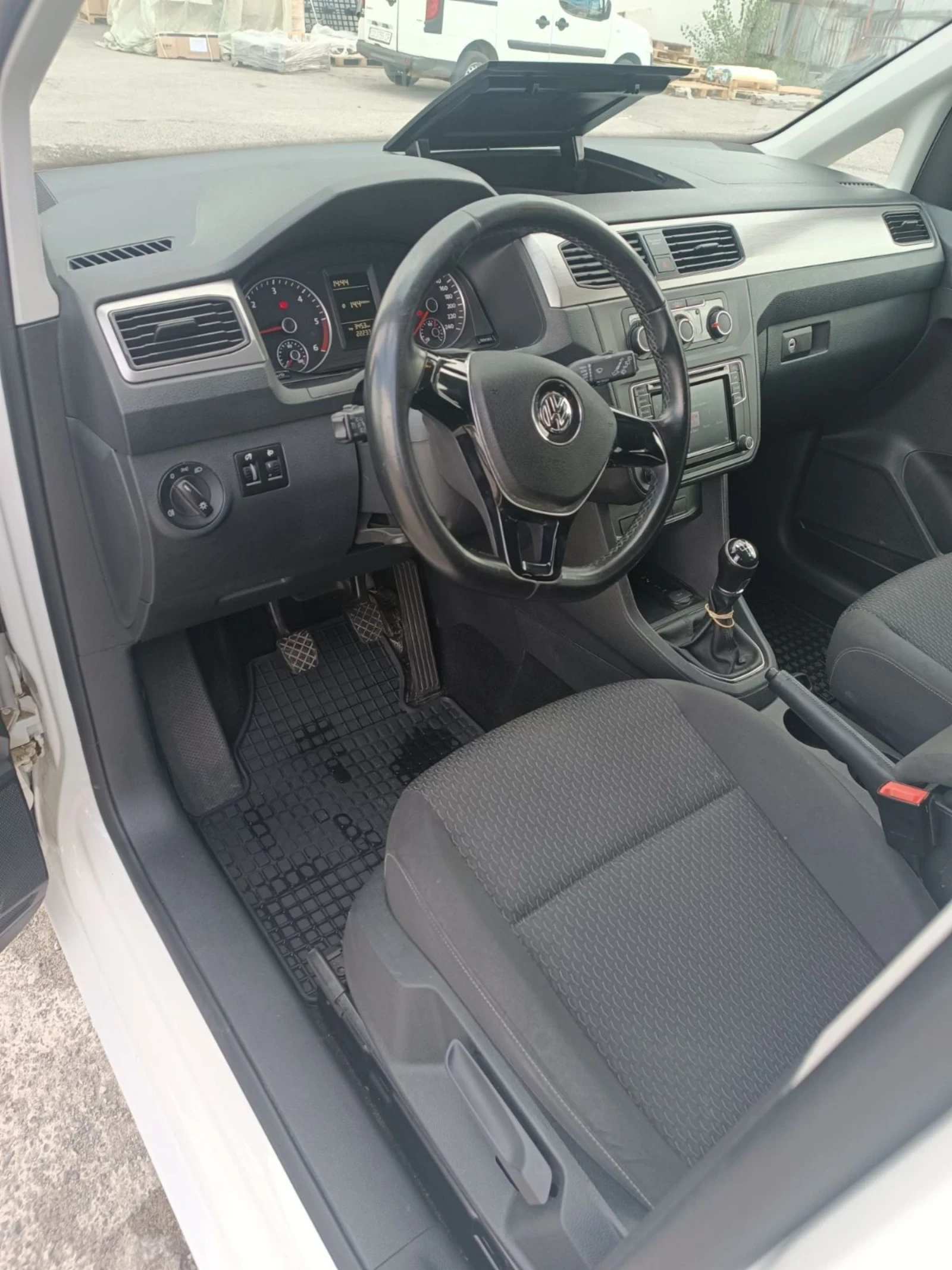 VW Caddy 2.0 - изображение 10