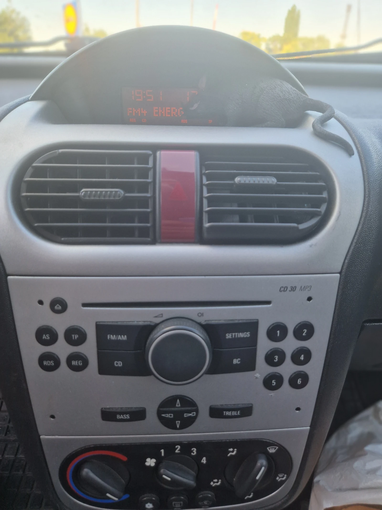 Opel Corsa 1.2 twinport facelift, снимка 13 - Автомобили и джипове - 54962885