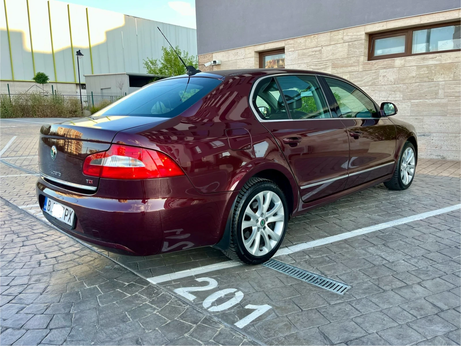 Skoda Superb 2.0TDI 170 Автомат DSG6* Кожа* NAVI* Подгрев, снимка 4 - Автомобили и джипове - 55165889