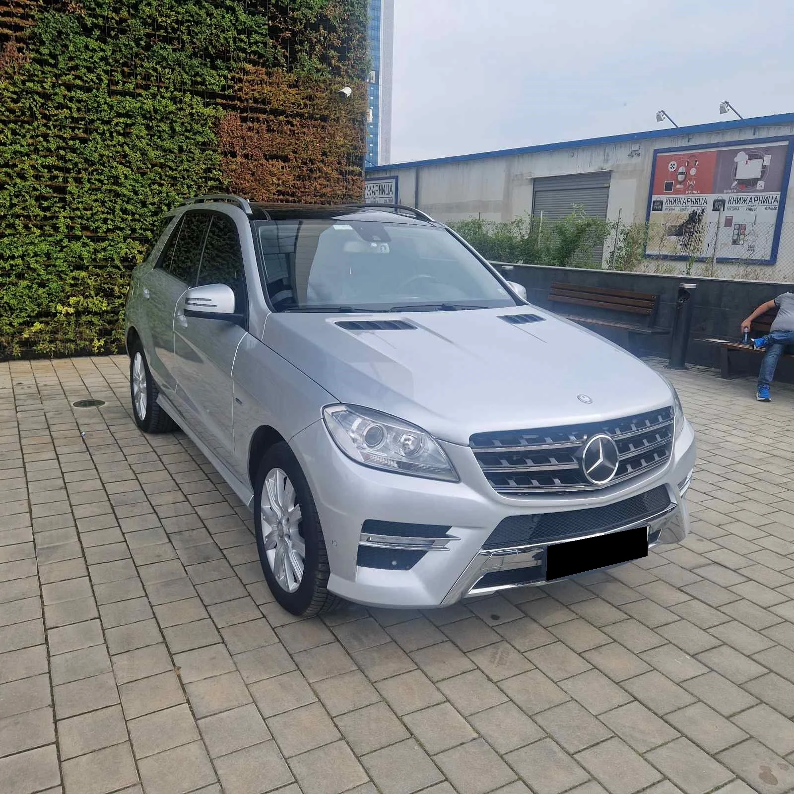 Mercedes-Benz ML 350 АМГ* Дистроник* Памет* Панорама* FULL - изображение 2