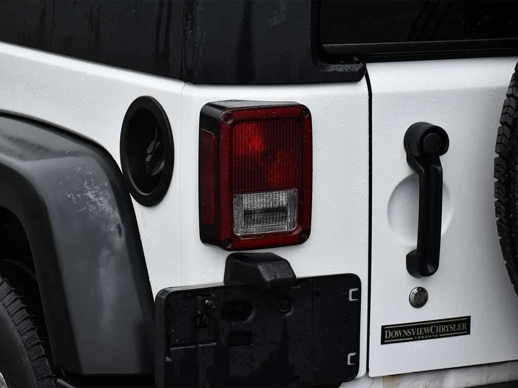 Jeep Wrangler * ONE OWNER, ACCIDENT FREE, WELL MAINTAINED, 4 DOO, снимка 7 - Автомобили и джипове - 54114693