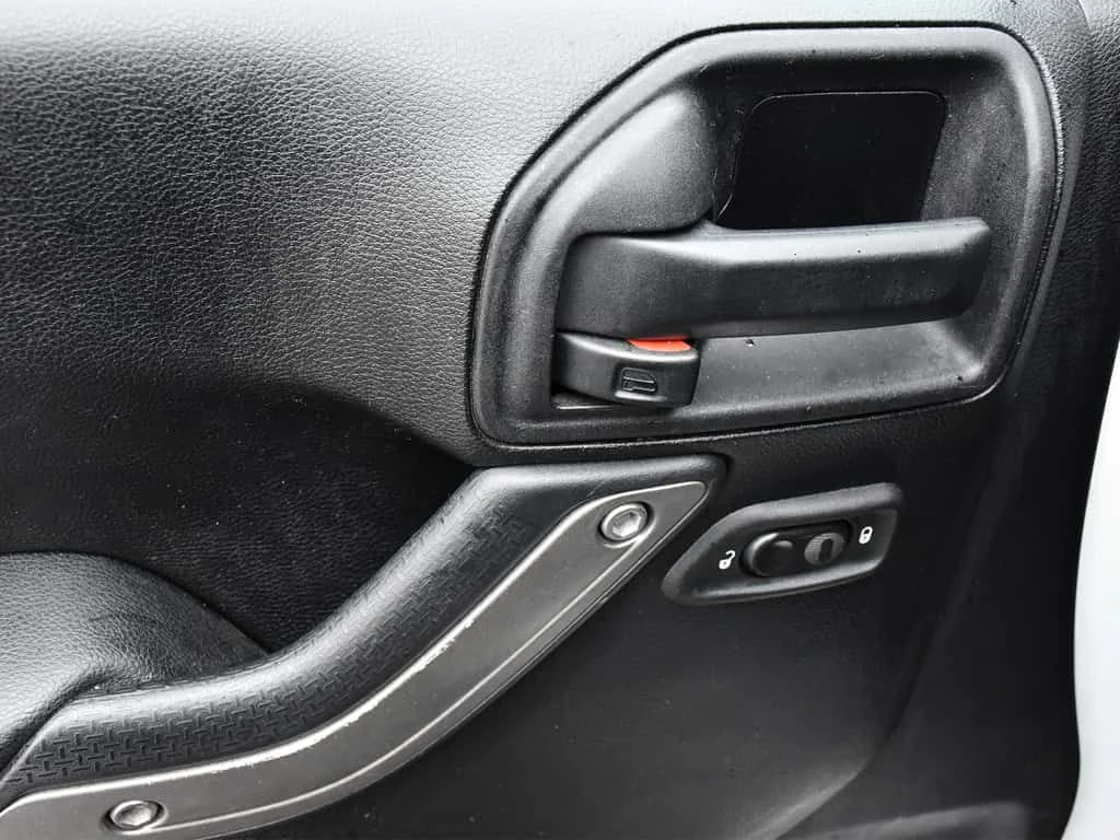 Jeep Wrangler * ONE OWNER, ACCIDENT FREE, WELL MAINTAINED, 4 DOO, снимка 13 - Автомобили и джипове - 54114693