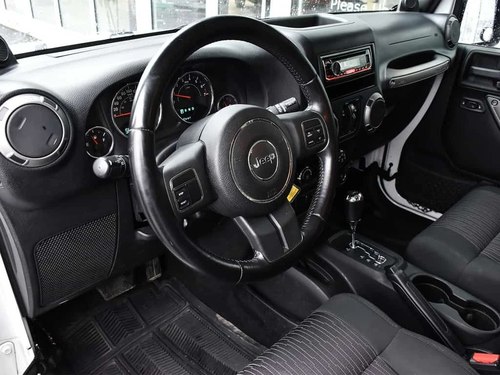 Jeep Wrangler * ONE OWNER, ACCIDENT FREE, WELL MAINTAINED, 4 DOO, снимка 10 - Автомобили и джипове - 54114693