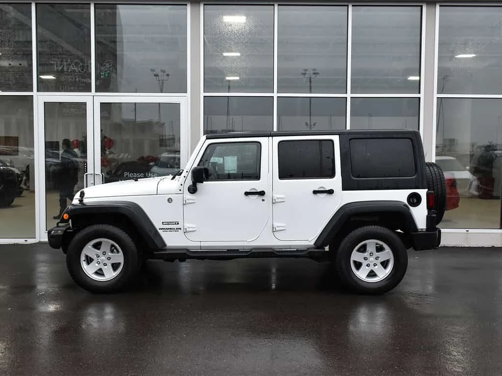 Jeep Wrangler * ONE OWNER, ACCIDENT FREE, WELL MAINTAINED, 4 DOO, снимка 3 - Автомобили и джипове - 54114693