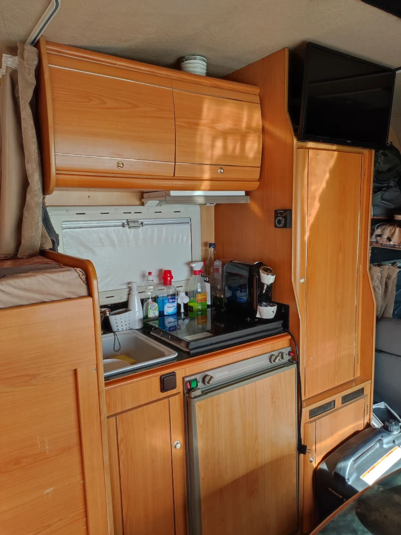 Кемпер Ford Transit , снимка 10 - Каравани и кемпери - 52307901