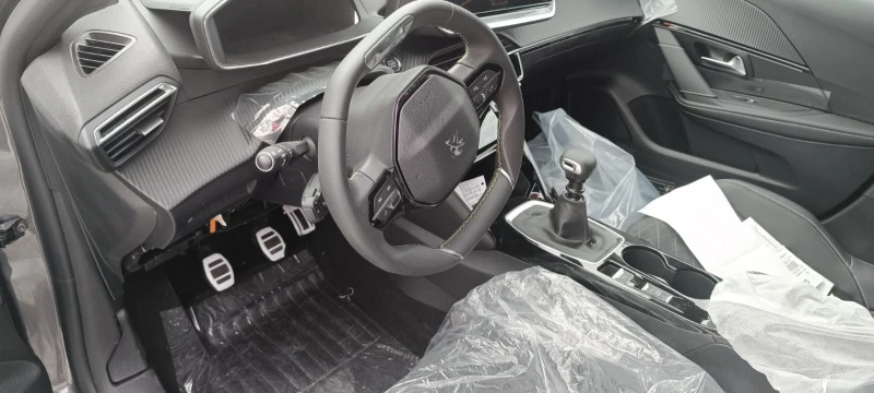 Peugeot 208 1.2THP, снимка 15 - Автомобили и джипове - 48320292