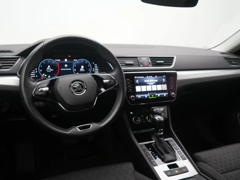 Skoda Superb AMBITION/200HP/DSG/CAM/NAVI/LED/742v, снимка 8 - Автомобили и джипове - 52121294