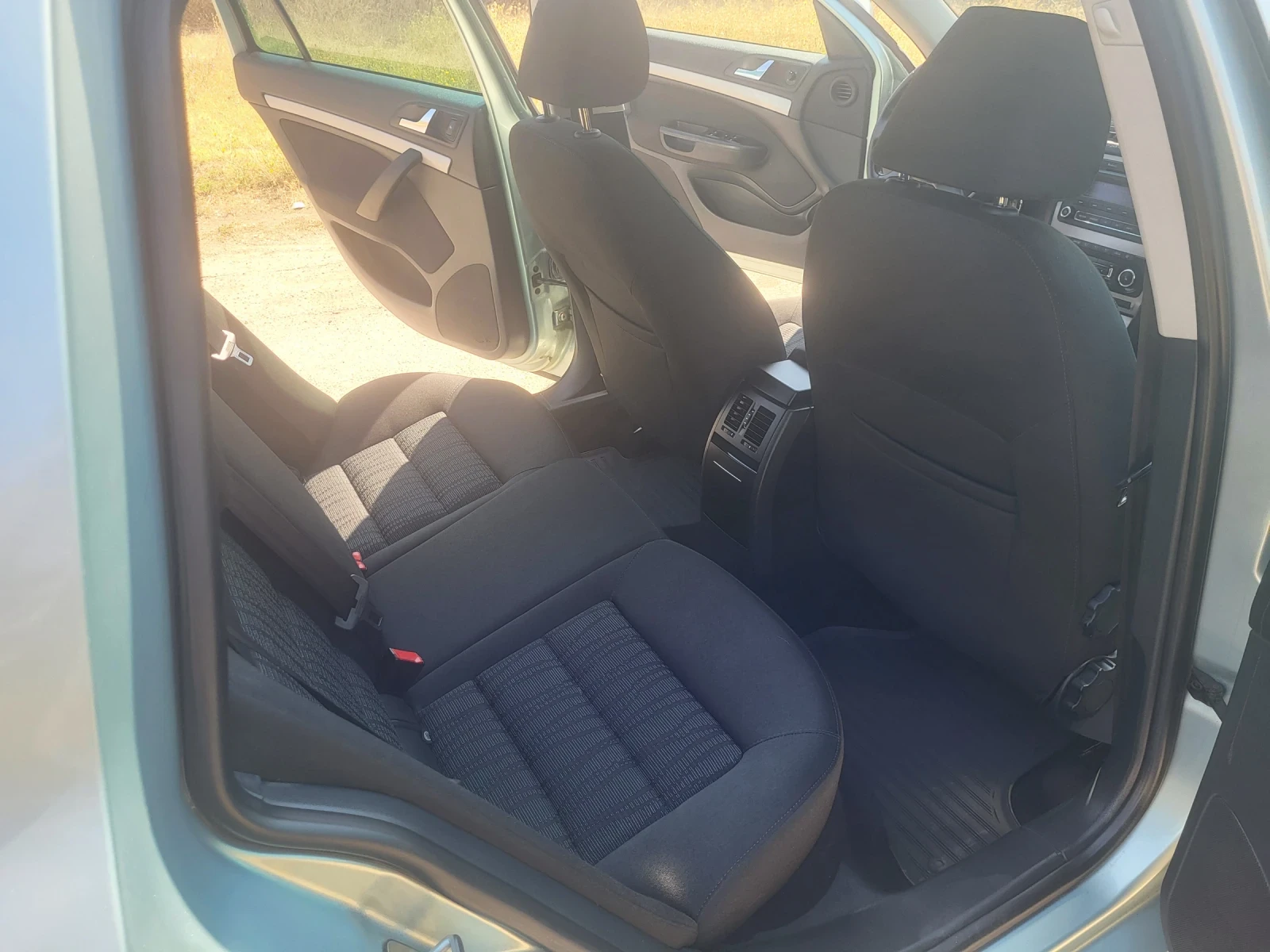 Skoda Octavia 1.6 tdi 4x4, снимка 10 - Автомобили и джипове - 55804949