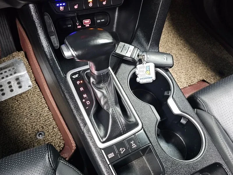 Kia Sportage 2.0 CRDi 4WD, снимка 9 - Автомобили и джипове - 54275012