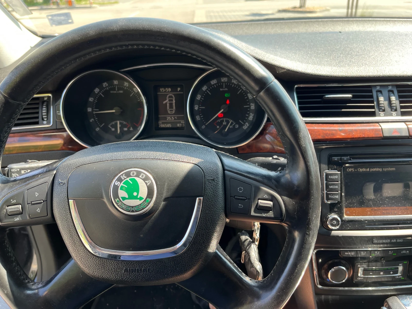 Skoda Superb 2.0 TDI 140 лв - изображение 9