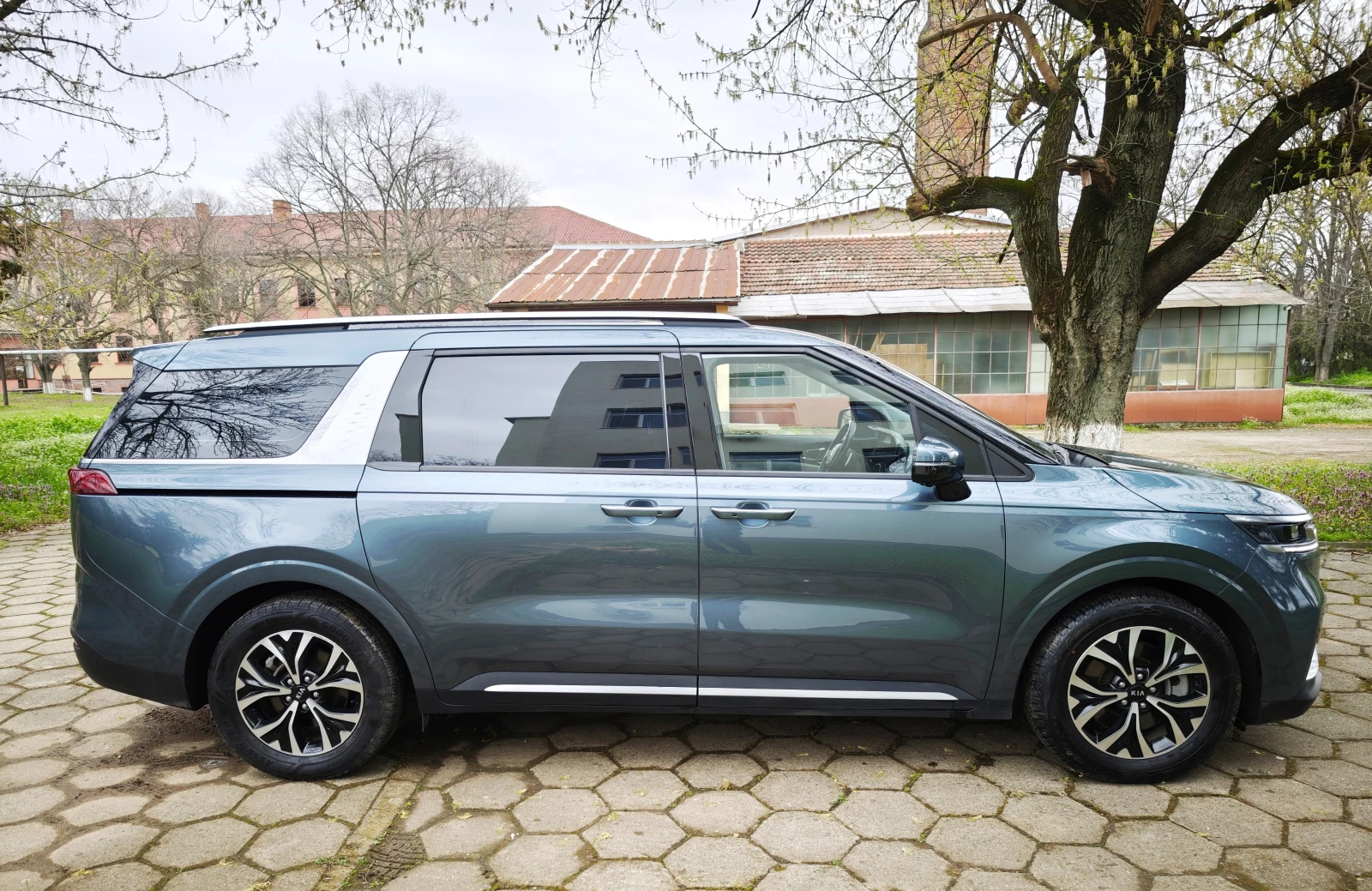 Kia Carnival 2.2 CRDI, снимка 3 - Автомобили и джипове - 54079298