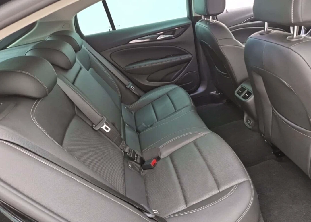 Opel Insignia Grand Sport 1.5 Turbo D, снимка 11 - Автомобили и джипове - 54219562