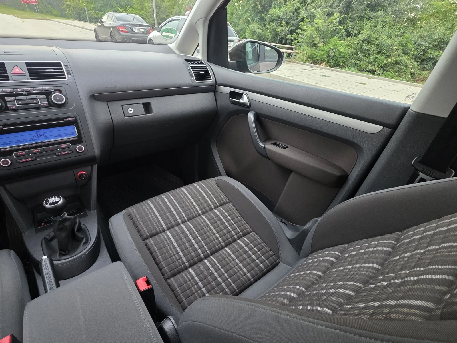 VW Touran 2.0TDi Cross, снимка 14 - Автомобили и джипове - 55383115