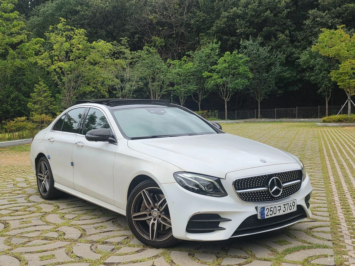 Mercedes-Benz E 350 190KW | AMG LINE | ОБДУХ| 360| HUD, снимка 4 - Автомобили и джипове - 56262197