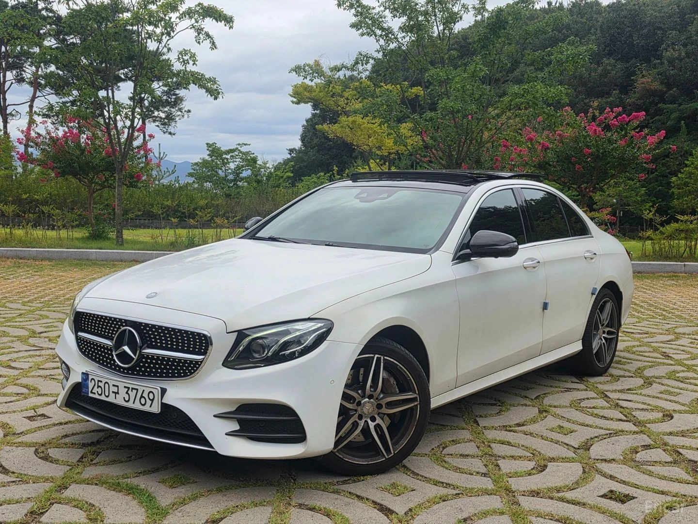 Mercedes-Benz E 350 190KW | AMG LINE | ОБДУХ| 360| HUD, снимка 15 - Автомобили и джипове - 56262197