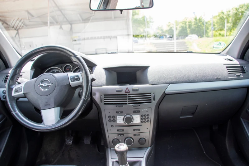 Opel Astra 1.9 CDTI, снимка 9 - Автомобили и джипове - 47874231