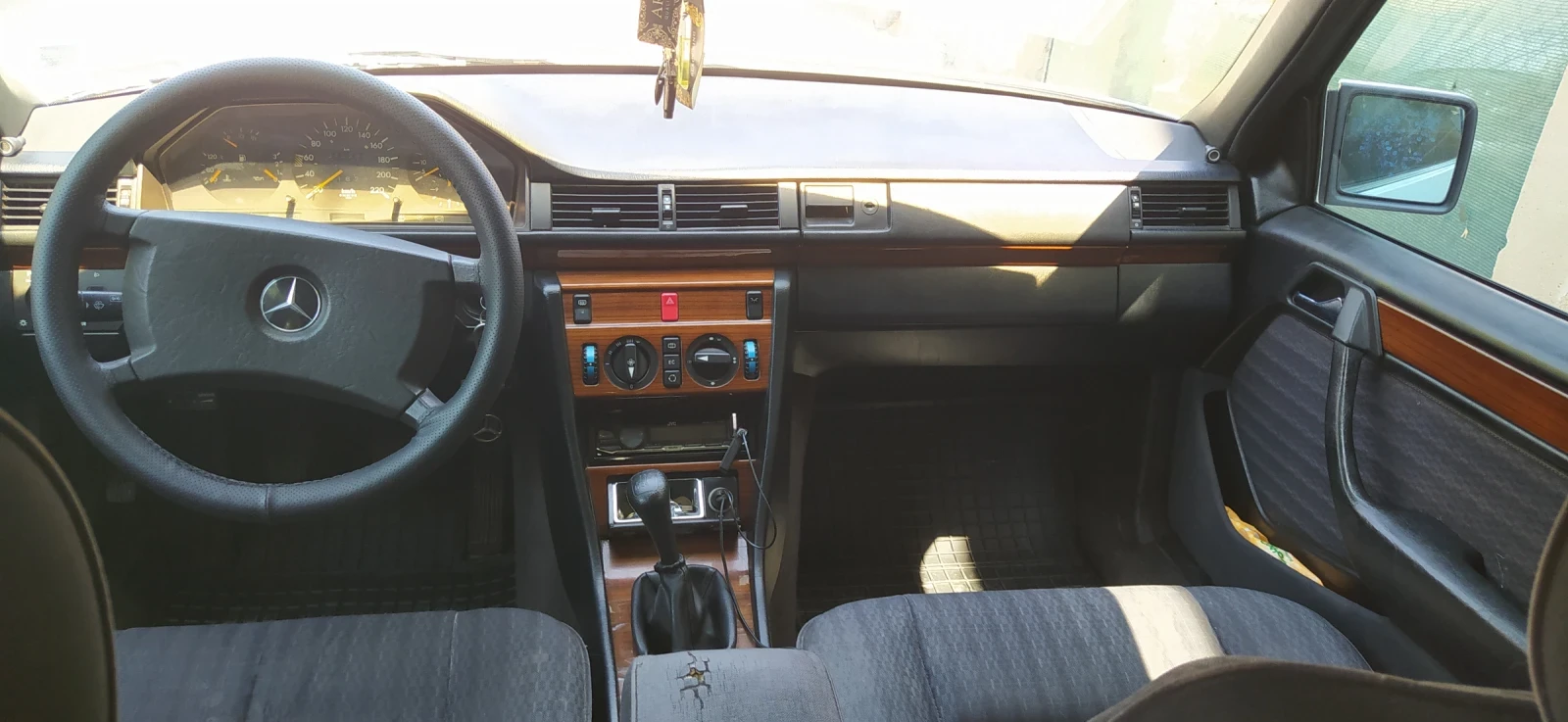 Mercedes-Benz 124 2.0  - изображение 10
