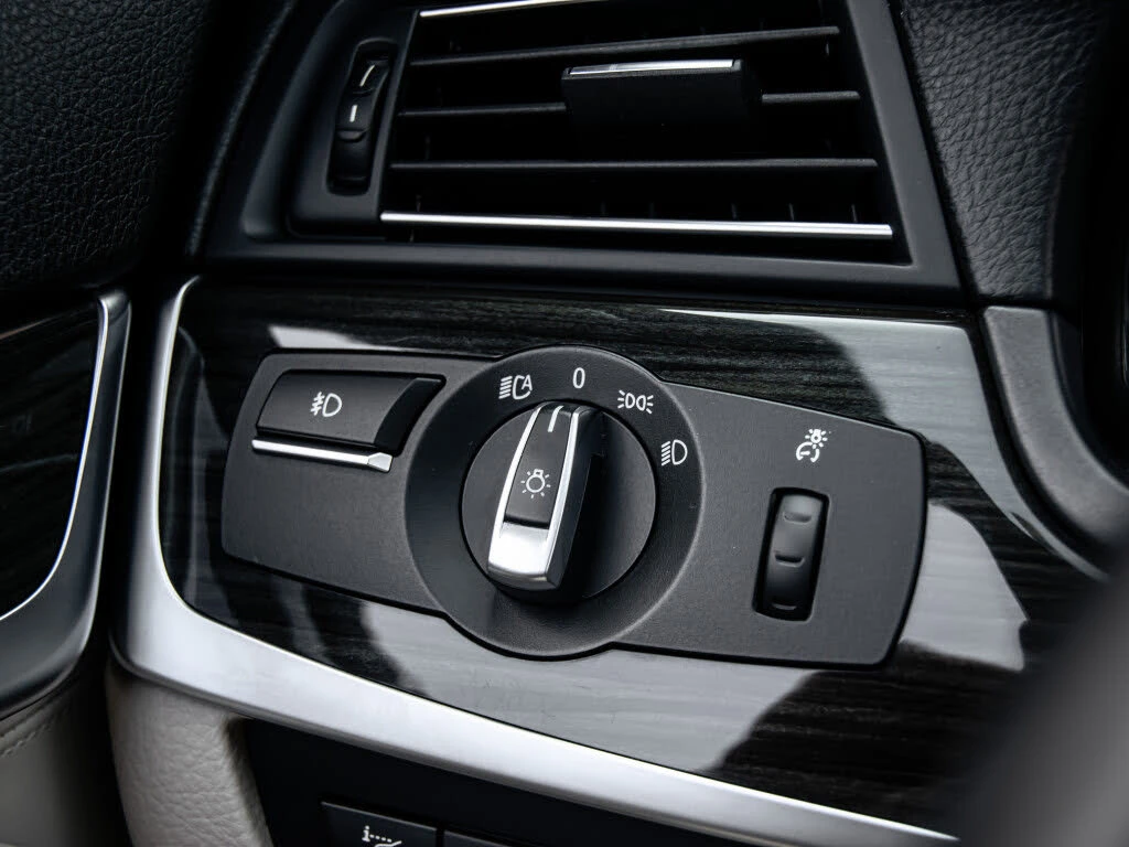 BMW 550 i X-DRIVE* M-PACK* HEAD-UP* АвтоКредит(ЦЕНА ДО БГ), снимка 10 - Автомобили и джипове - 53759311