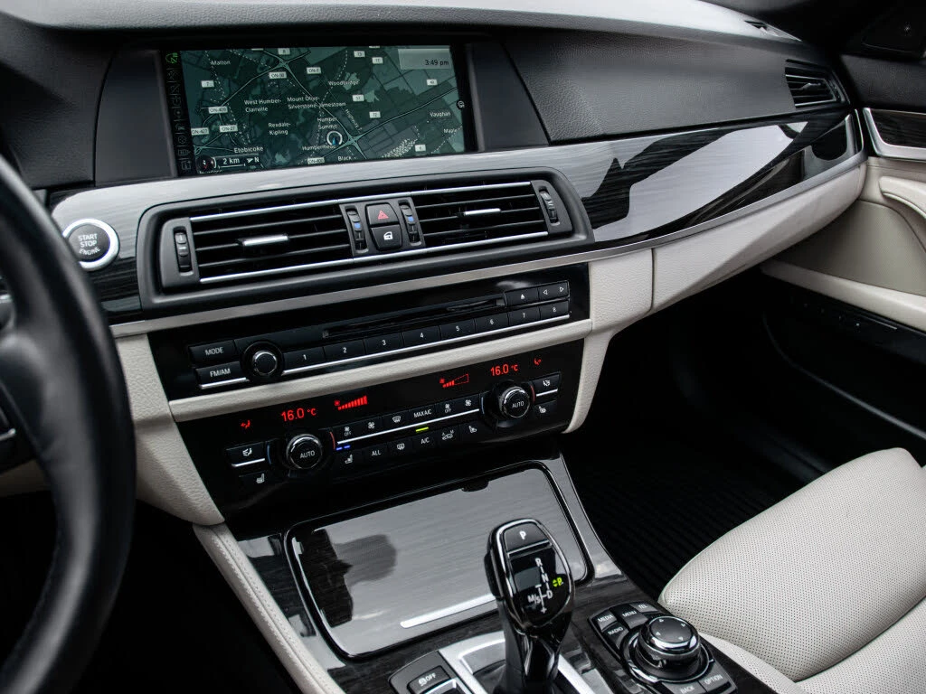 BMW 550 i X-DRIVE* M-PACK* HEAD-UP* АвтоКредит(ЦЕНА ДО БГ), снимка 13 - Автомобили и джипове - 53759311