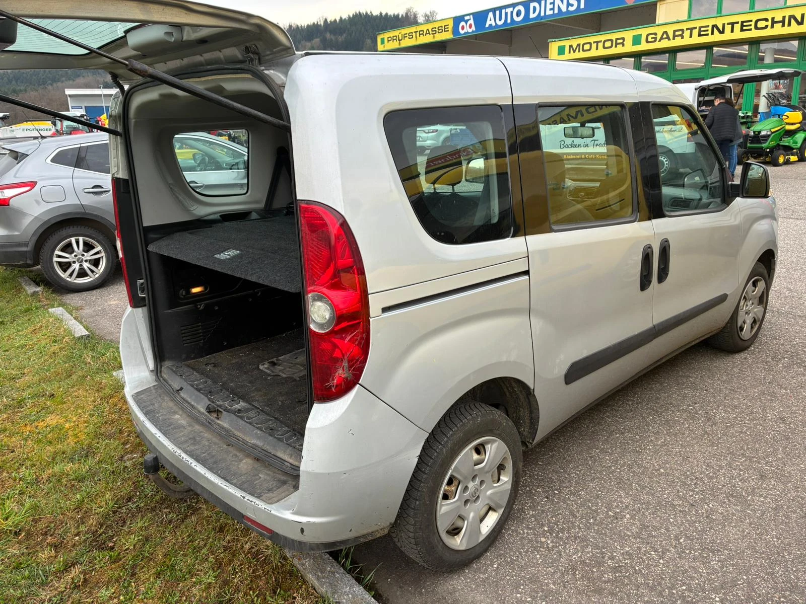 Opel Combo 1.6CDTI, снимка 5 - Автомобили и джипове - 54228132