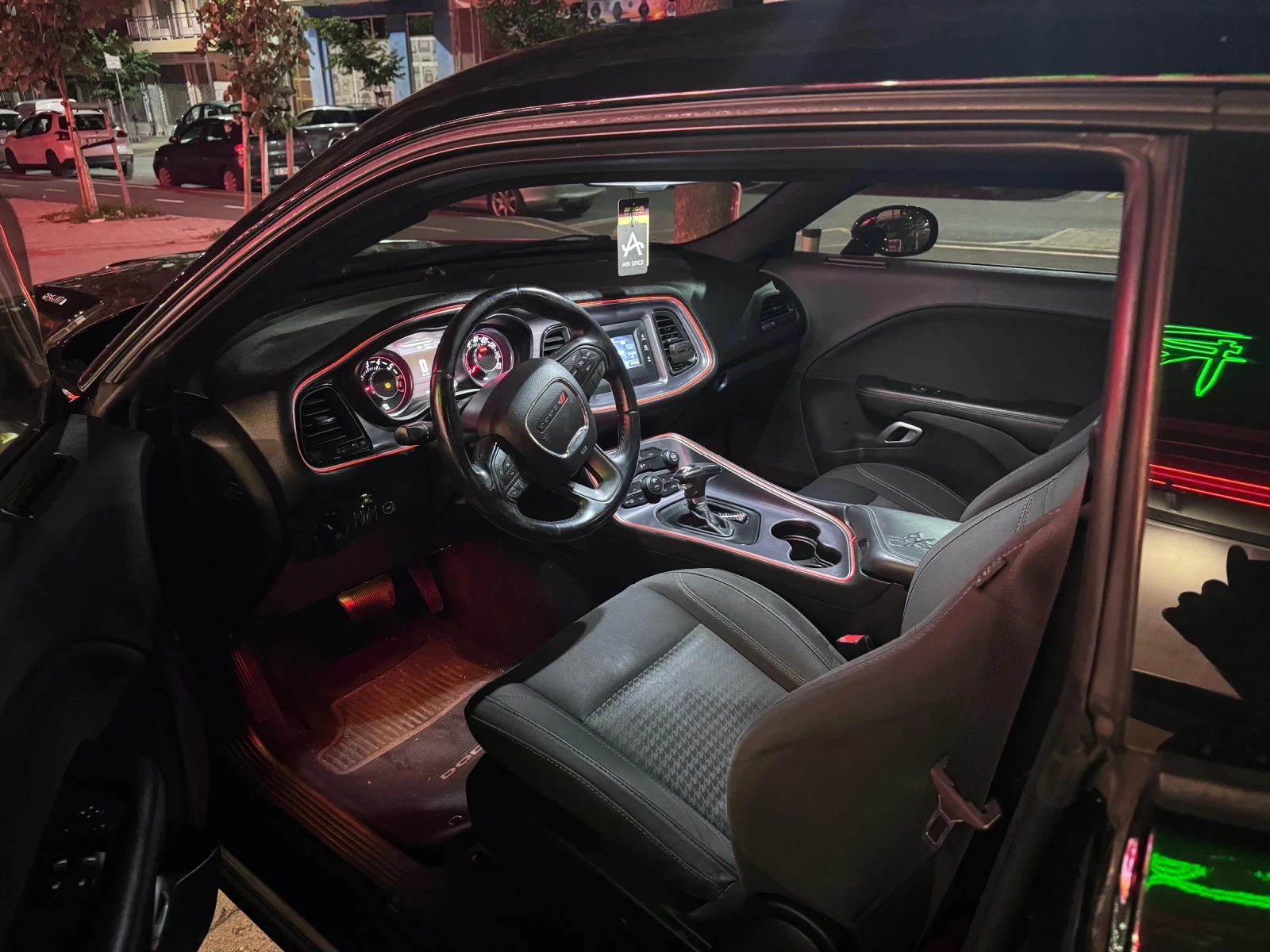 Dodge Challenger, снимка 6 - Автомобили и джипове - 55469171