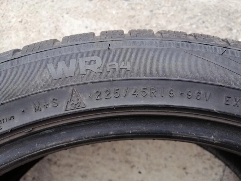 Гуми Зимни 225/45R19, снимка 7 - Гуми и джанти - 34289535